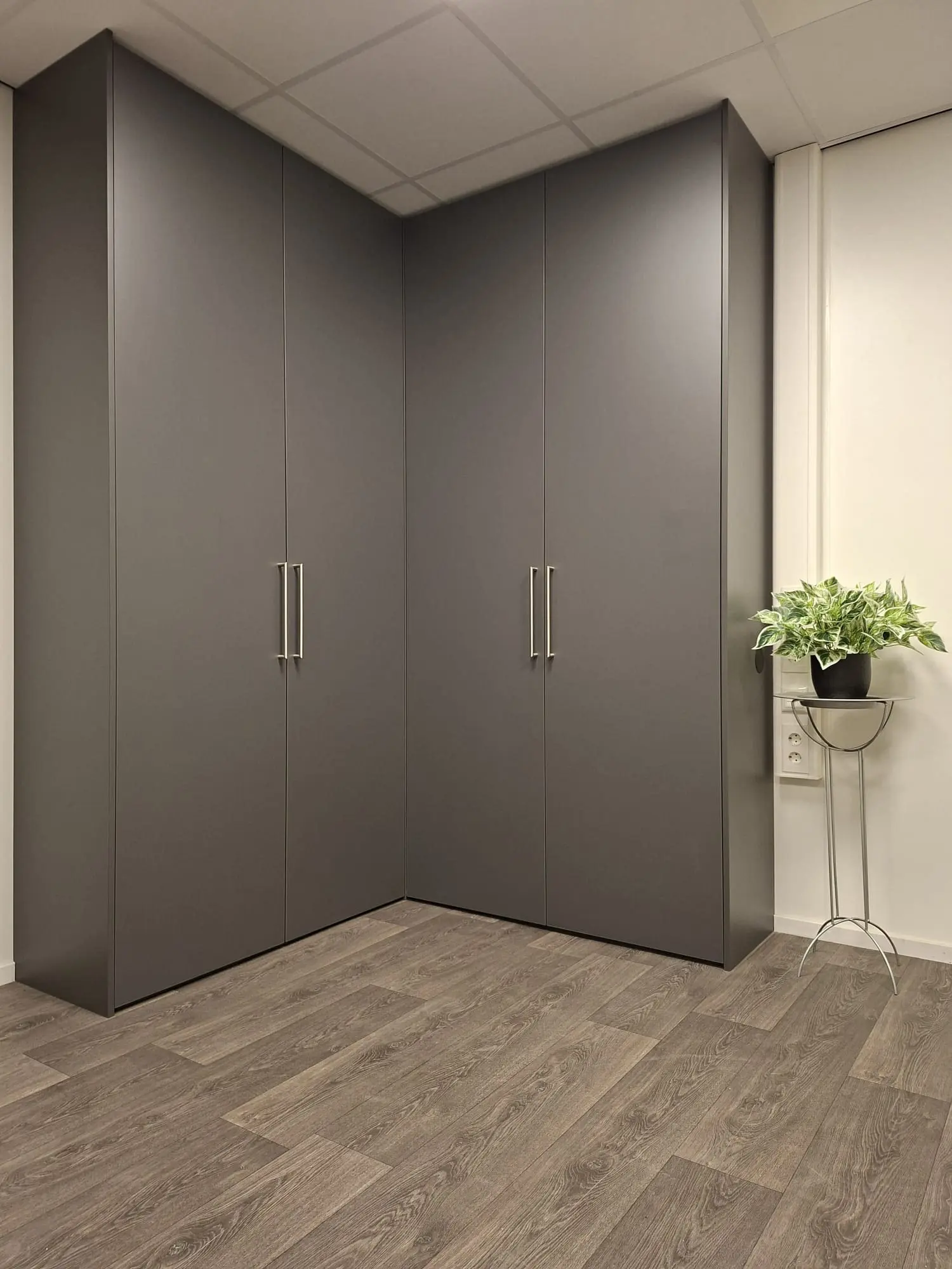 kast op maat met draaideuren werkplek