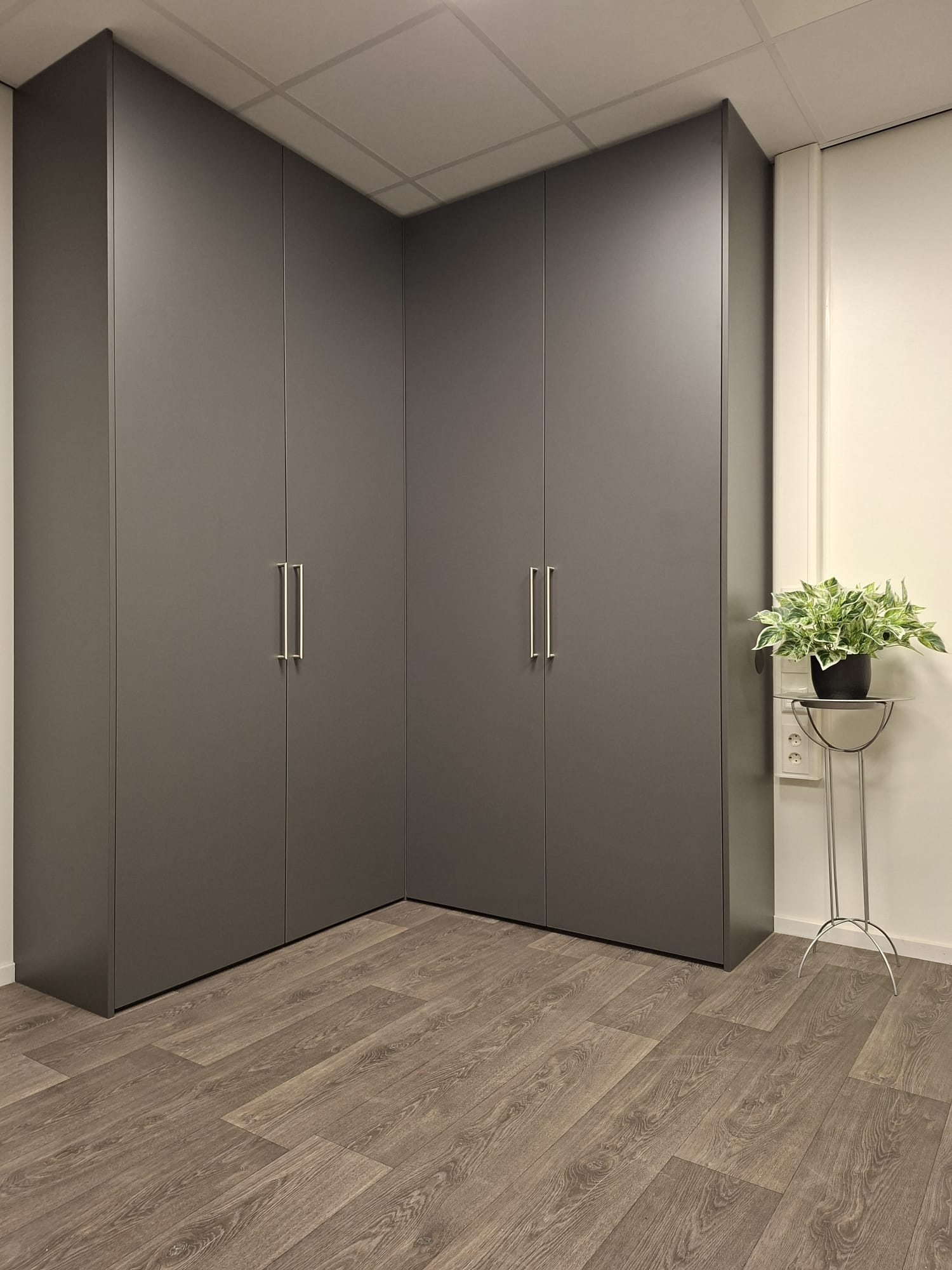 kast op maat met draaideuren werkplek